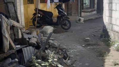 Ulah Masriah menghalangi jalan