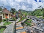 Makan Ditemani Suara Gemericik Air Sungai di Pendopo Ciherang Bogor