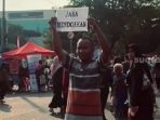 Bapak Ini Membuka Jasa Mendoakan Keliling, Mau Coba?