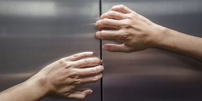 Terjebak Dalam Lift