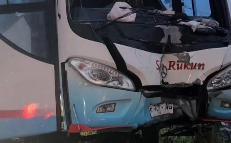 Kecelakaan tunggal bus di Tanjakan Selangor Puncak Bogor (Sumber: inews.id)