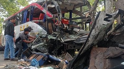 Kecelakaan bus Sugeng Rahayu dan Eka di Ngawi Jawa Timur (foto: Kompas)