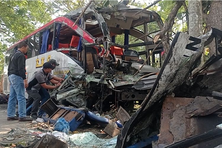 Kecelakaan bus Sugeng Rahayu dan Eka di Ngawi Jawa Timur (foto: Kompas)