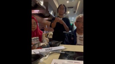 Penampilan Uya Kuya saat menjadi pramusaji