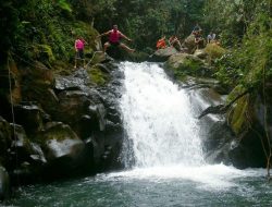 Jelajah Curug Naga Dengan Body Rafting, Wisata Seru Menguji Adrenalin
