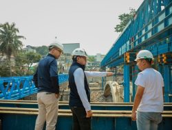 Bima Arya Tinjau Pemasangan Perdana Balok Girder Jembatan Otista