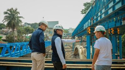 Bima Arya Tinjau Pemasangan Perdana Balok Girder Jembatan Otista