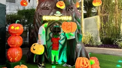 Melihat Pohon Grizzly Raksasa, di Perayaan Halloween di Pumpkin Ville