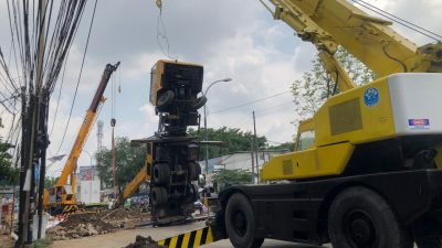 Mobil Crane Terbalik