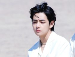 Penampilan Baru V BTS dengan Rambut Botak Jelang Wajib Militer