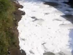Viral Air Sungai Ciliwung Berbusa, Warga Bogor Resah