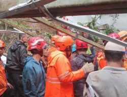 Satu Orang Tertimbun Longsor di Cisarua Bogor 