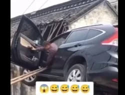 Viral! Honda CR-V Ini ‘Terbang‘ Lalu Nyangkut di Atap Rumah