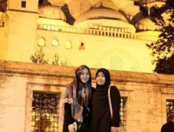 Profil Istri Ustadz Hanan Attaki Teh Iin Achsien yang jadi Sorotan