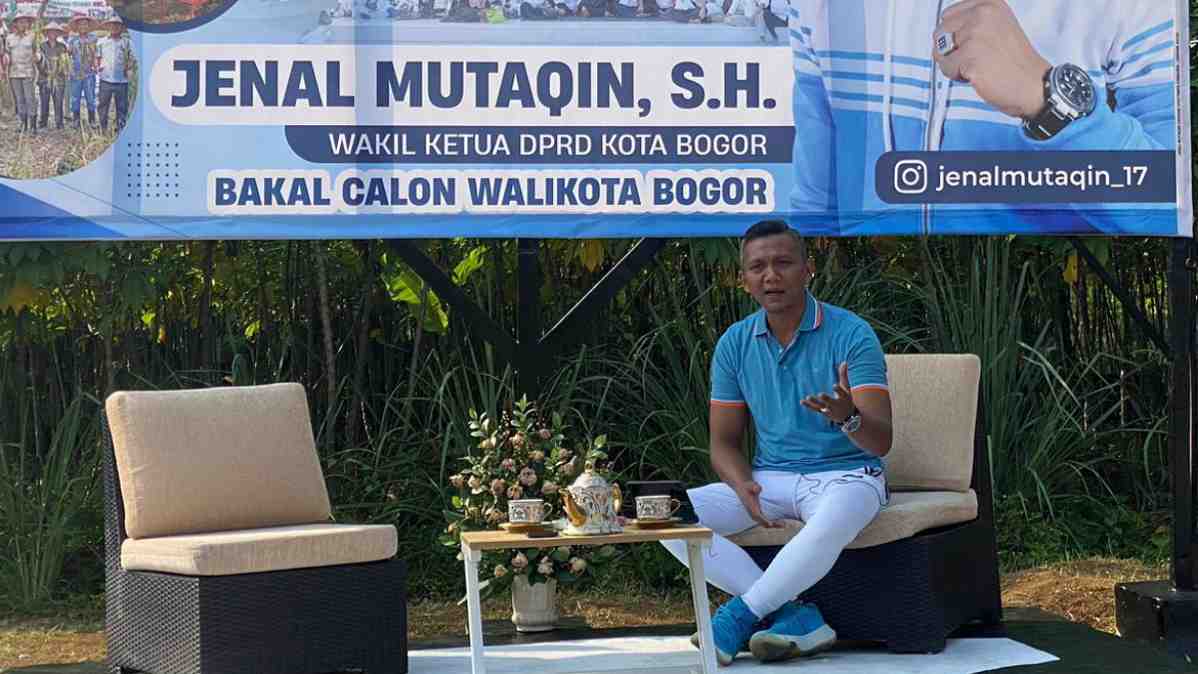 Bakal Calon Walikota Bogor, Jenal Mutaqin saat mobile podcast di Saung Sadulur, Sindangrasa, Bogor Timur. (Ibnu/Bogordaily.net).