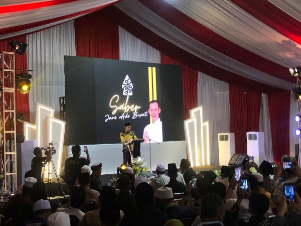 Masyarakat dan Relawan Deklarasi Dukung Jaro Ade di Stadion Pakansari