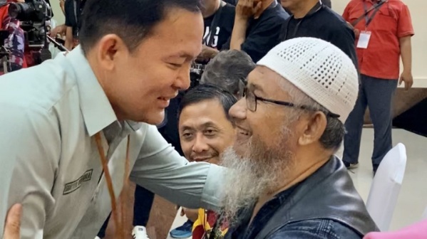 daulatrakyat.com – Momen istimewa antara Dokter Rayendra dan walikota Bogor 202-2014 Diani Budiarto terlihat di acara malam pengundian nomor urut calon walikota dan wakil walikota Bogor di Brajamustika, Senin (23/9/2024). Moment cium tangan itu mendapat sorotan karena Diani Budiarto yang sebelumnya garis keras pendukung Dokter Rayendra berbalik arah menjadi mendukung calon walikota dari PKS, Atang Trisnanto. Seperti diketahui, Diani Budiarto pernah menjadi tim sukses Dokter Rayendra selama hampir 10 bulan sejak November 2023. Di hari terakhir pendaftaran, Diani berbalik arah ke Atang Trisnanto. Dalam dunia politik sering kali dipenuhi dengan rivalitas dan perbedaan pendapat, momen berharga itu mengingatkan bahwa rasa hormat dan persahabatan dapat tetap terjaga meskipun ada perbedaan pilihan. Momen ini terjadi pada acara pengundian nomor urut pasangan calon wali kota dan wakil wali kota Bogor yang diselenggarakan oleh Komisi Pemilihan Umum (KPU) Kota Bogor di Braja Mustika pada 23 September 2024 lalu. Dokter Rayendra, yang berpasangan dengan Eka Maulana, terlihat menunjukkan sikap ramah saat bertemu dengan Diani Budiarto, mantan walikota Bogor yang sebelumnya telah memberikan dukungan kepadanya. Walaupun keduanya berada di dua kubu pilihan yang berbeda, kehadiran Diani Budiarto di acara tersebut menciptakan suasana hangat dan penuh persahabatan. Setelah menandatangani deklarasi damai yang menegaskan komitmen untuk menjalankan kampanye yang sehat dan penuh etika, Dokter Rayendra melihat sosok Diani Budiarto dan begitu melihatnya, langsung menghampiri dengan senyuman. Dalam momen tersebut, Dokter Rayendra tidak ragu untuk bersalaman dan mencium tangan Diani Budiarto, serta melakukan cipika-cipiki yang menunjukkan kedekatan mereka tanpa rasa canggung. “Rasa hormat itu tak akan pernah hilang, walau dalam hidup, terkadang kita dihadapkan pada perbedaan pilihan,” ungkap Dokter Rayendra dengan tulus. Pernyataan tersebut menjadi cerminan sikap kedewasaan dalam berpolitik, di mana hubungan baik antar individu tetap bisa dipertahankan meskipun posisi politik mereka berbeda. Kedekatan ini bukan hanya menjadi sorotan media, tetapi juga menginspirasi banyak orang untuk melihat politik dari sudut pandang yang lebih positif. Dalam acara tersebut, tampak bahwa politik bukanlah hanya soal kemenangan atau kekalahan, tetapi juga tentang membangun hubungan yang saling menghormati dan menghargai. Dengan harapan, momen ini bisa menjadi contoh bagi para politisi dan pendukung mereka, bahwa persahabatan dan rasa hormat dapat melampaui batas-batas pilihan politik.***