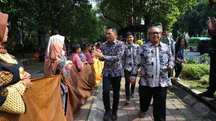 Kota Bogor Pecahkan Rekor ORI, Bentangkan 4,1 KM Kain Batik