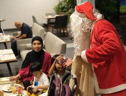 The Alana Sentul Hadirkan Kebahagiaan Natal dengan Pembagian Kue Yule Log dan Kejutan dari Santa