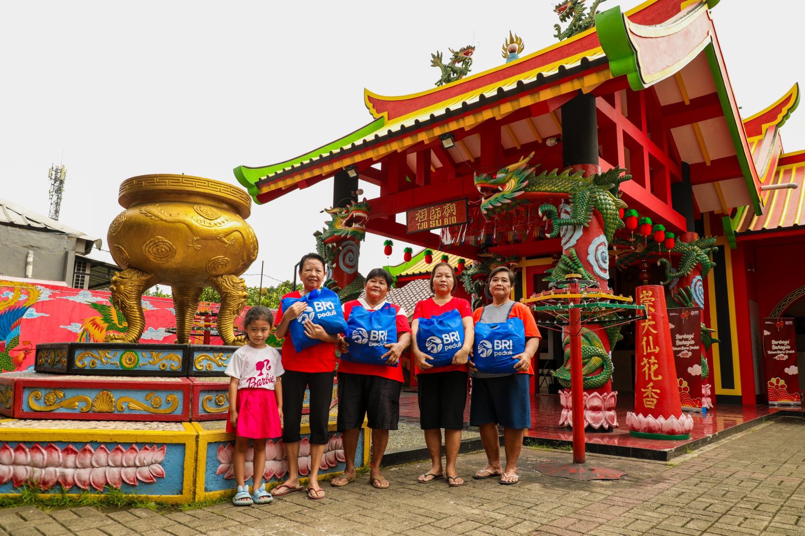 Semangat Berbagi di Tahun Baru Imlek 2025, BRI Peduli Salurkan Bantuan Sembako Bagi Warga di Tangerang dan Singkawang