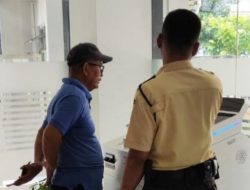 Dengan Ramah dan Sigap, Satpam BRI KC Fatmawati Bantu Nasabah Gunakan Digital CS