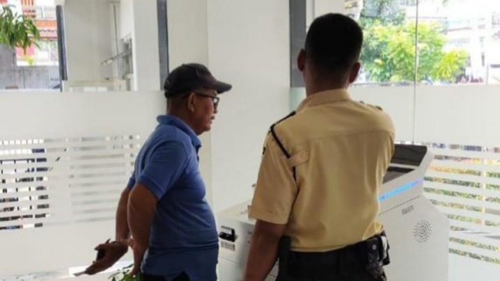 Dengan Ramah dan Sigap, Satpam BRI KC Fatmawati Bantu Nasabah Gunakan Digital CS